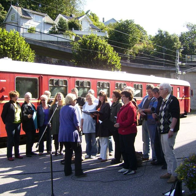 Sør Røster fra Grimstad sang før togavgang.