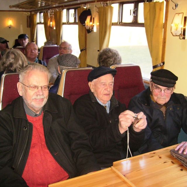 Til høyre to tidligere ansatte ved NSB