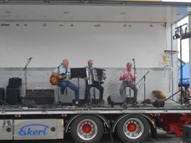Underholdning fra scenen utover ettermiddagen ved Fars Trio og ..