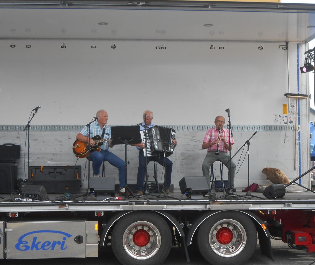 Underholdning fra scenen utover ettermiddagen ved Fars Trio og ..