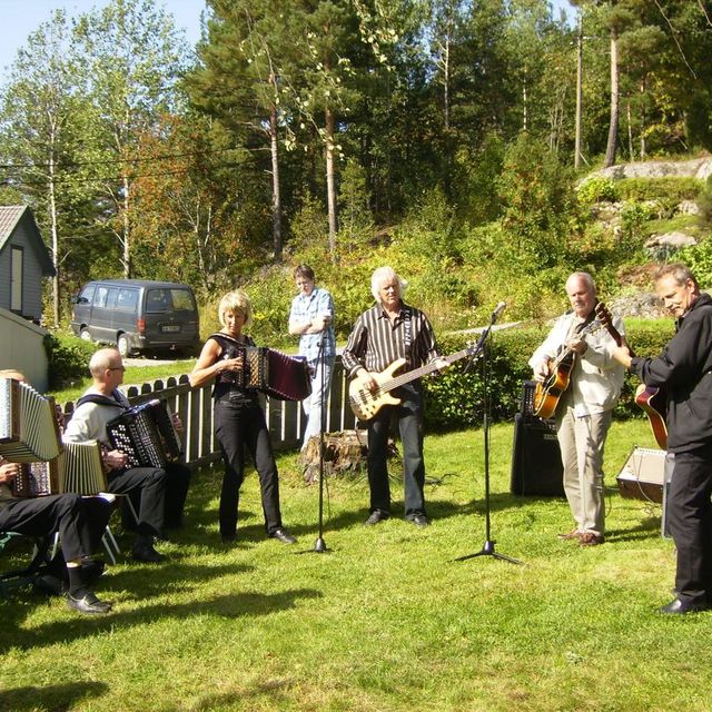 Togstopp på Nelaug med konsert i parken