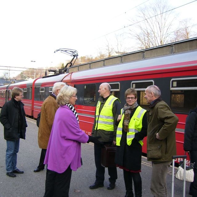 Direktør Elisabeth Enger ankommer Arendal for å delta i jubileet.