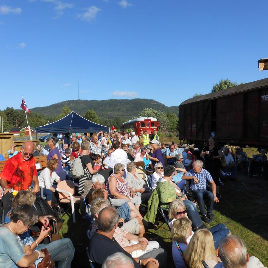 Sol og folk ved Vanntårnet
