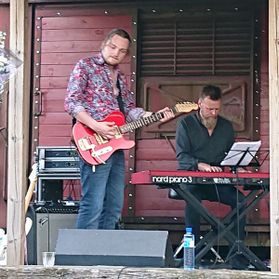 Espen Rogne, gitar og Lars Andre Kvistum, synt