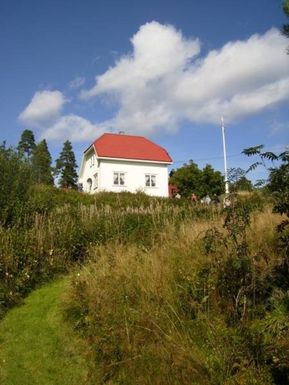 Øynes gård og tidligere holdeplass