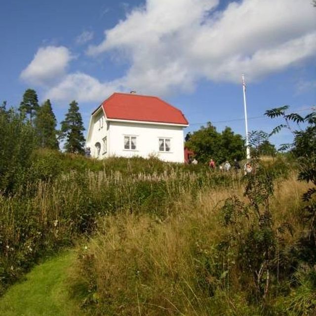 Øynes gård og tidligere holdeplass