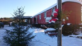 Simonstad stasjon er pyntet til jul både av mennesker
