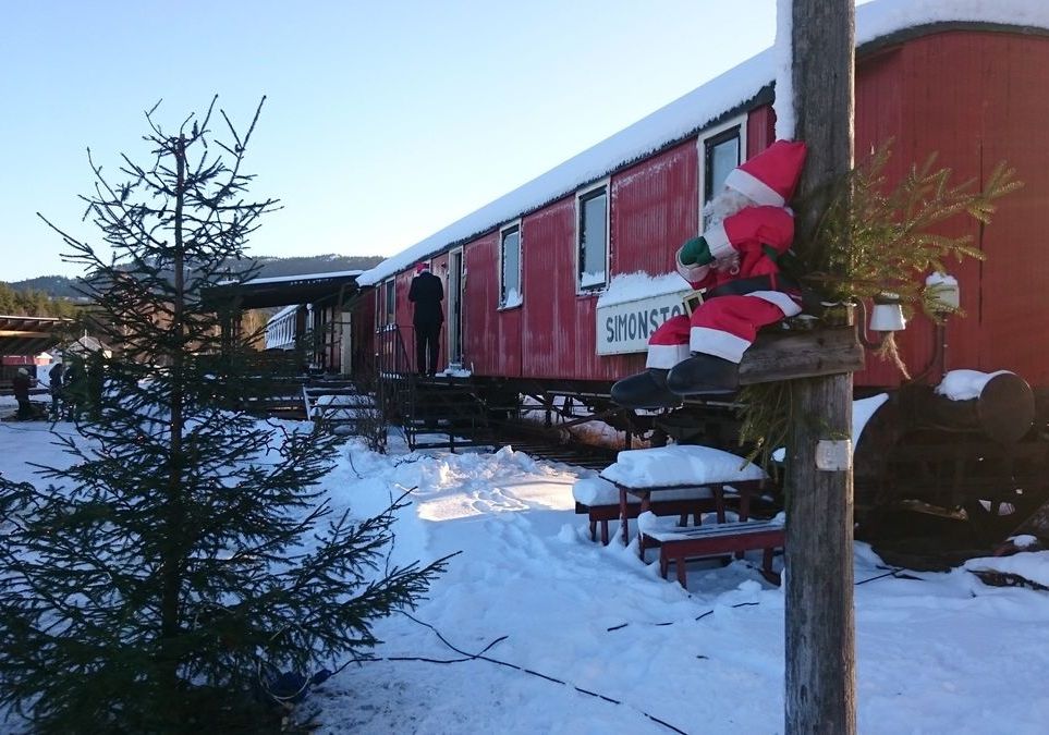 Simonstad stasjon er pyntet til jul både av mennesker