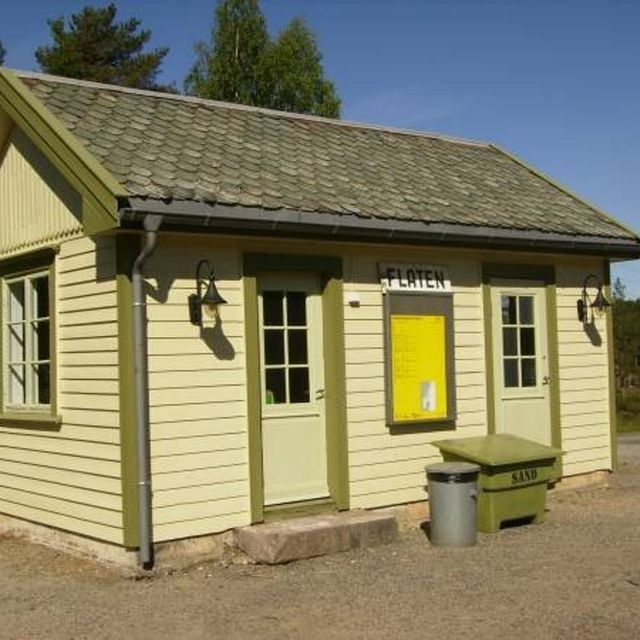 FLATEN åpnet 1910, 31,76 km fra Arendal, betjent til 1958