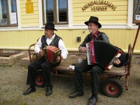 Historisk stopp på Rise i 2009 med musikk til.
