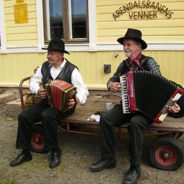 Historisk stopp på Rise i 2009 med musikk til.