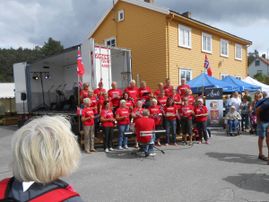 Simonstad sangkor ønsket toget velkommen med egen melodi.