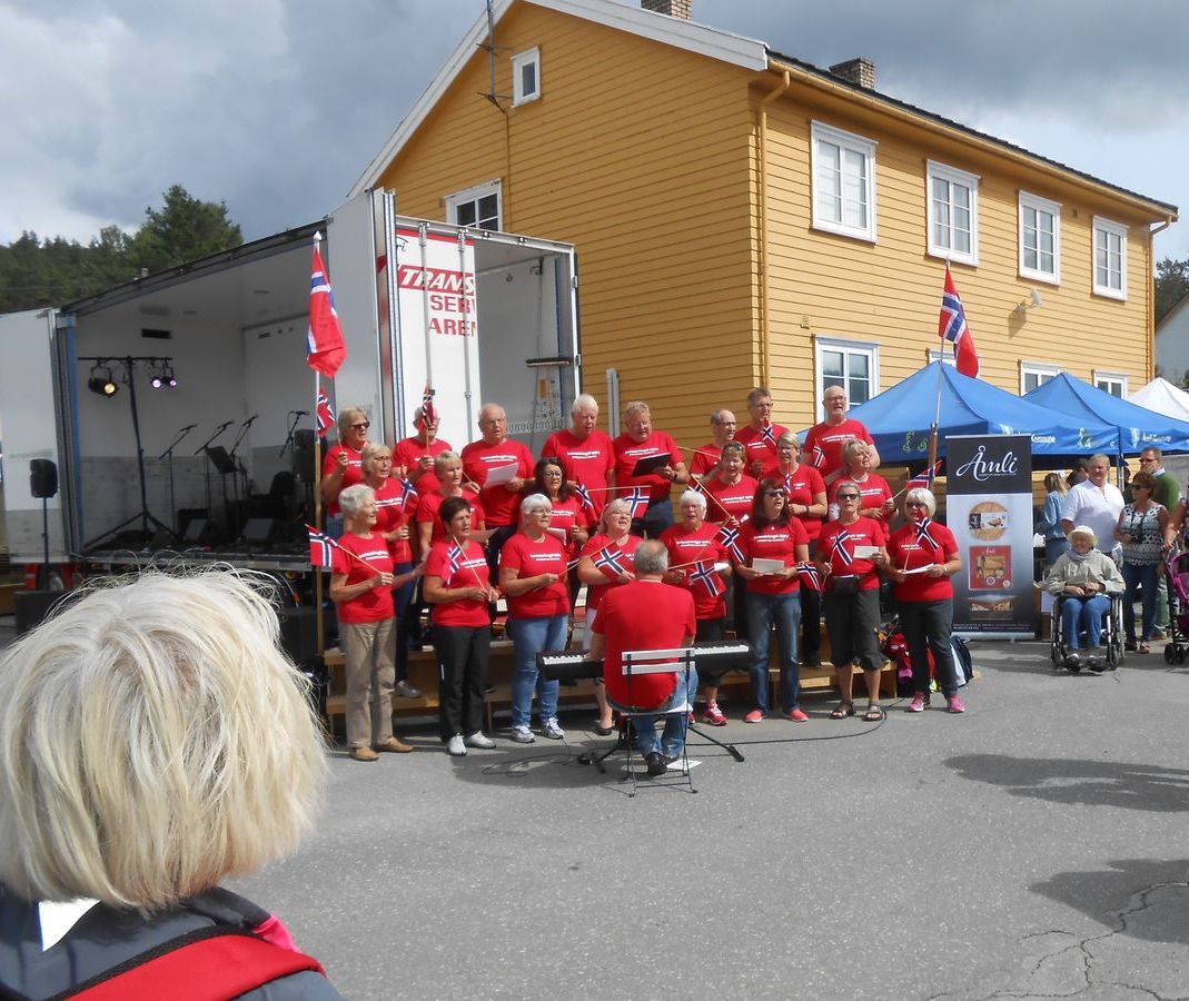 Simonstad sangkor ønsket toget velkommen med egen melodi.