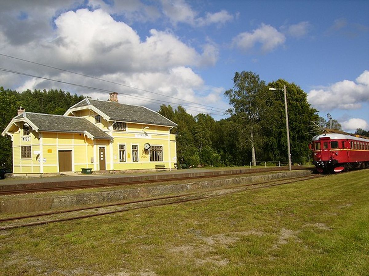 Rise stasjon og togsettet tl AbV.