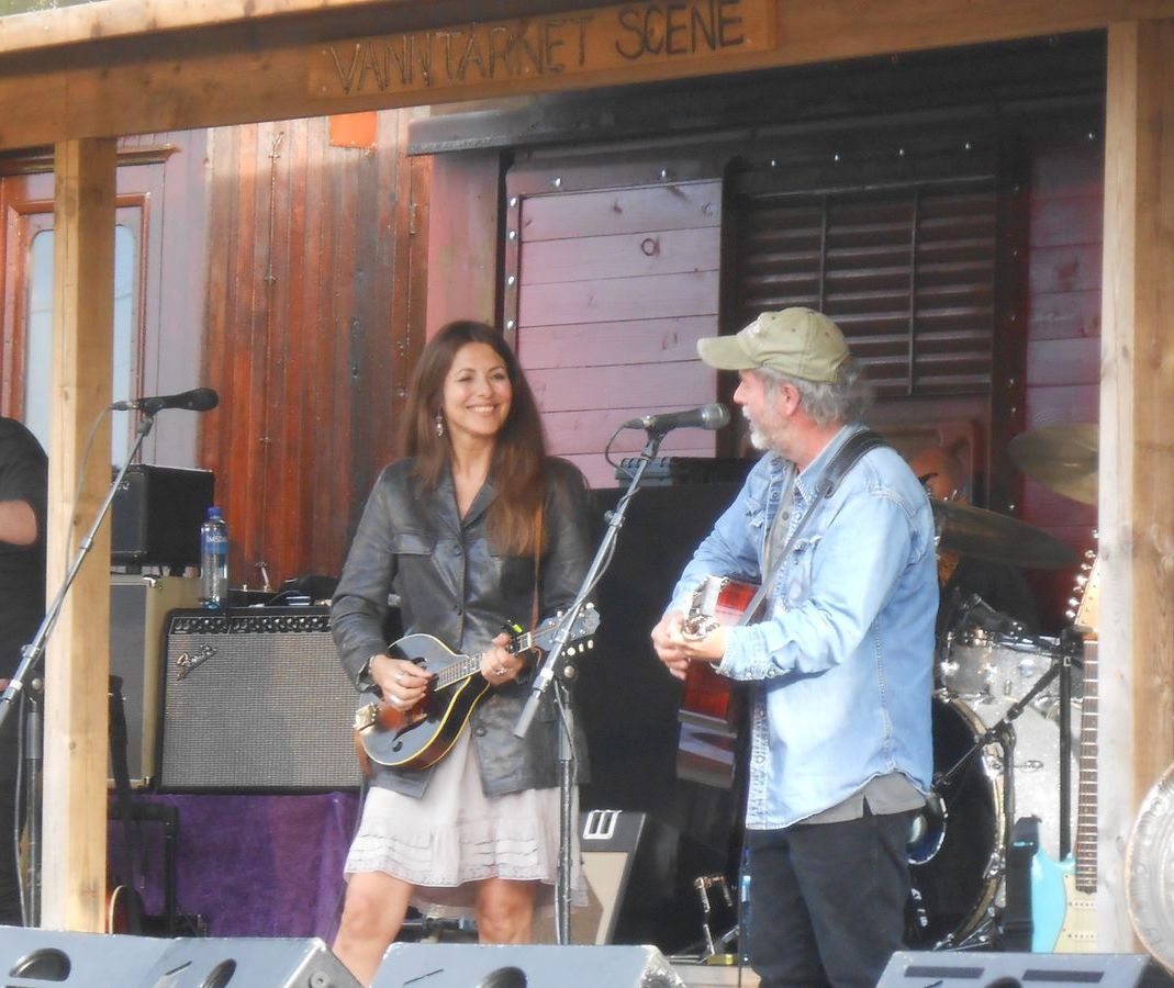 Claudia Scott og Henning Kvitnes med band.