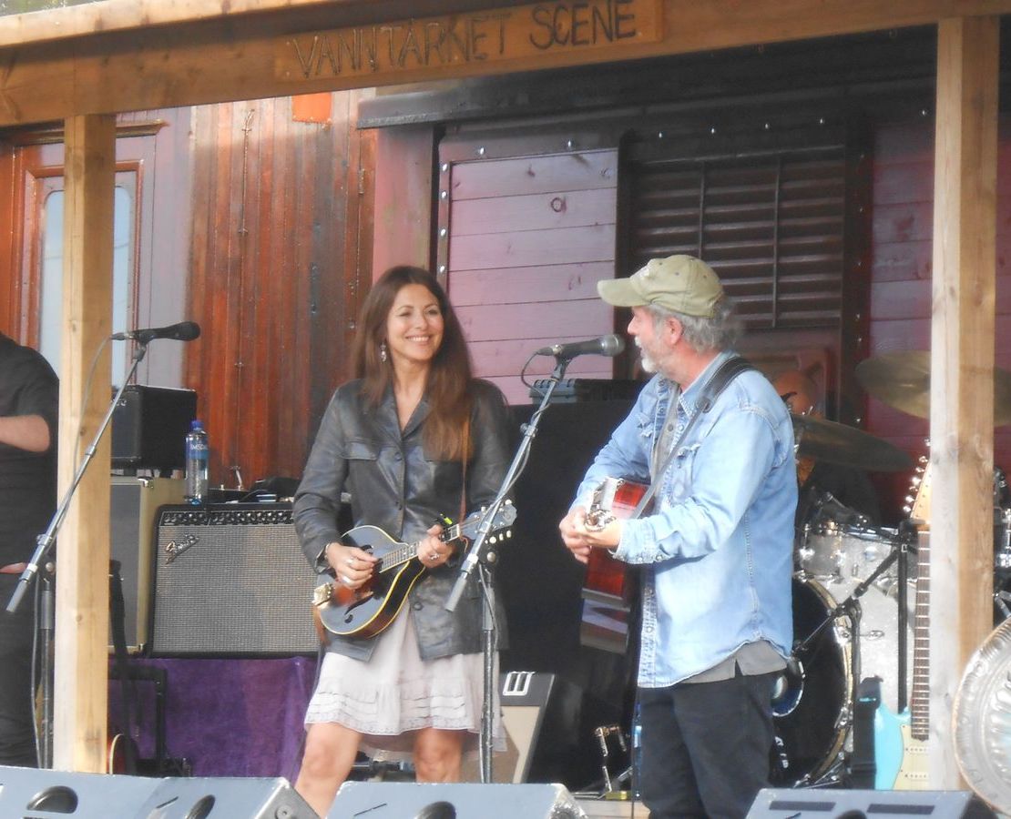 Claudia Scott og Henning Kvitnes med band.