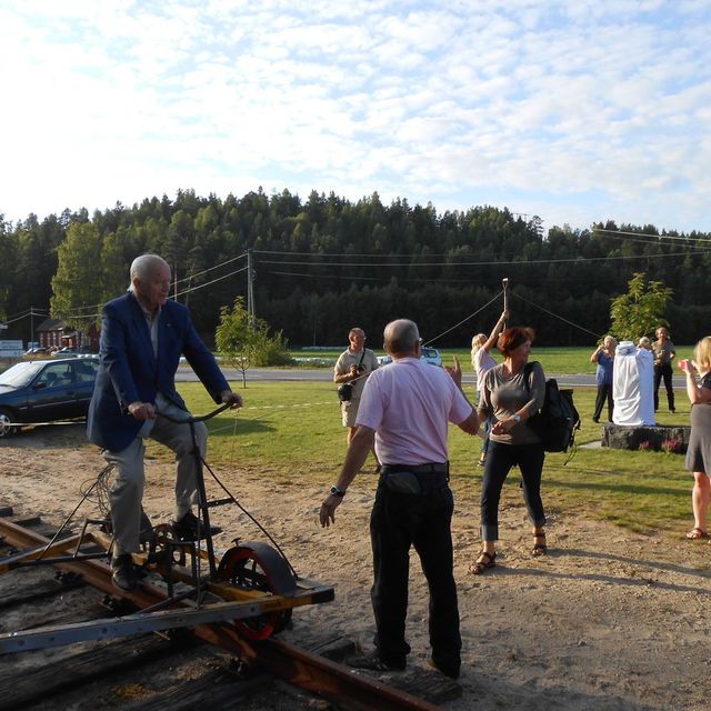 Avduking av statue ved Thorvald Stoltenberg