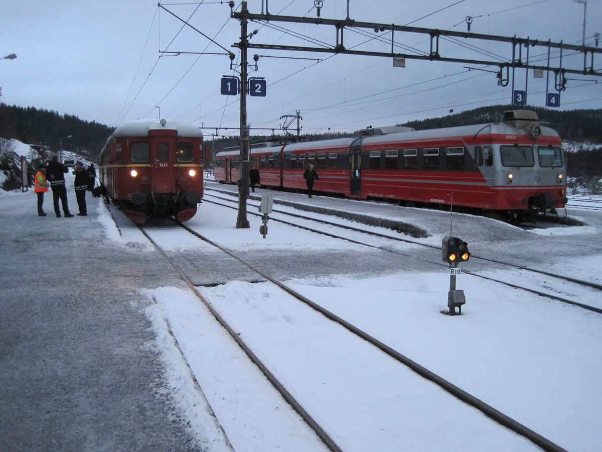 Tog til Simonstad med buss til Åmli er klar til avgang.