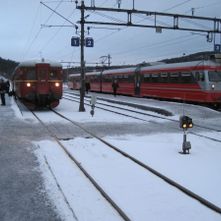 Tog til Simonstad med buss til Åmli er klar til avgang.