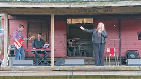 Anita Hegerland med sitt band.