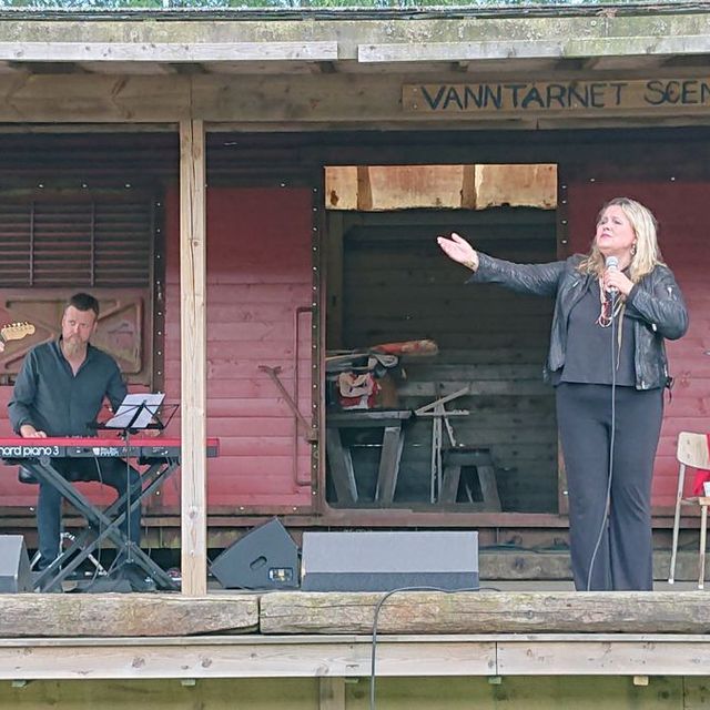Anita Hegerland med sitt band.